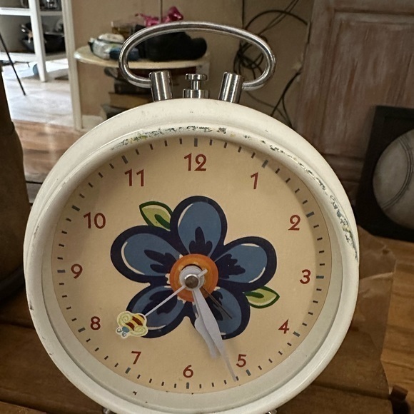 Vintage alarm clock perfect for your favorite gal’s room or college dorm maybe. - Picture 1 of 4